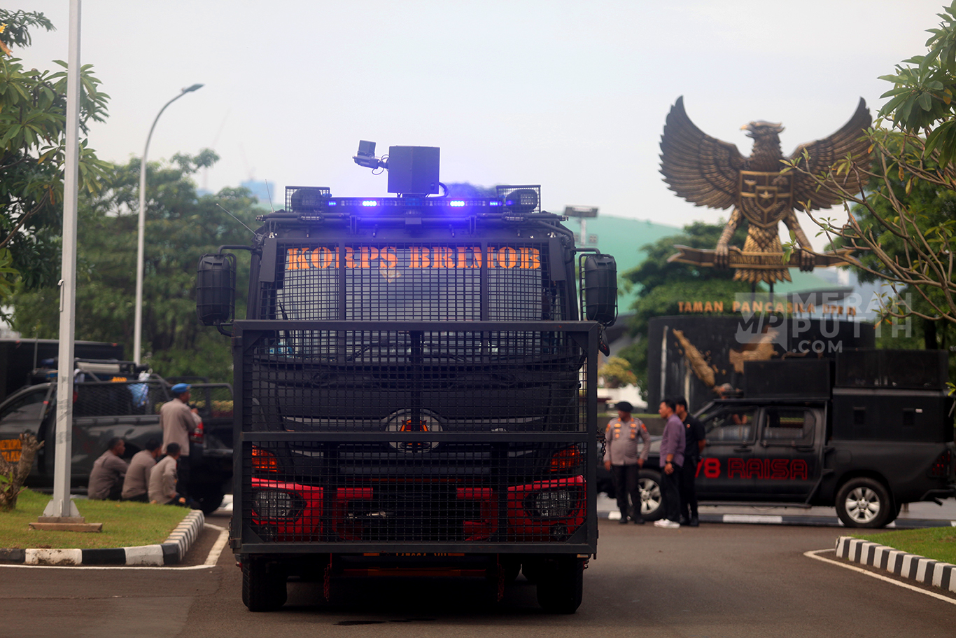 Kendaraan Rantis Brimob Disiagakan Jelang Rapat Paripurna Pengesahan RUU TNI di Gedung DPR