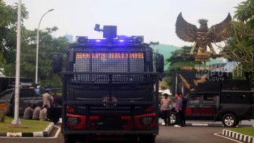 Kendaraan Rantis Brimob Disiagakan Jelang Rapat Paripurna Pengesahan RUU TNI di Gedung DPR