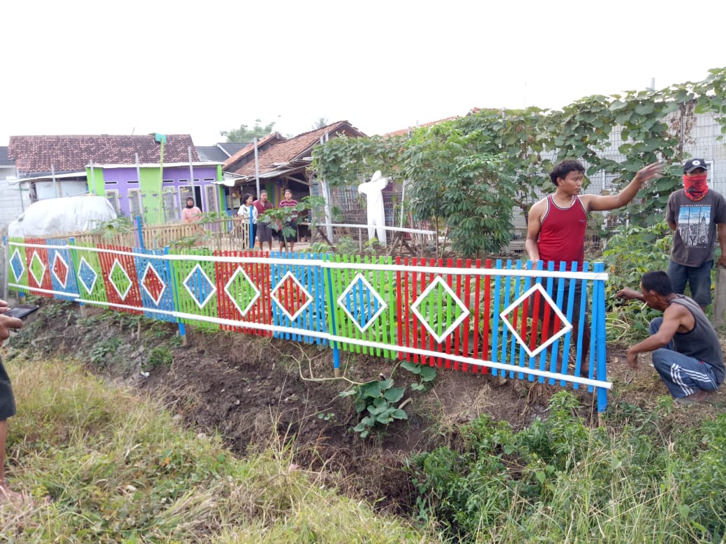 Karang taruna sedang membersihkan lahan (Foto: doc Zaky)