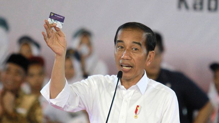 Presiden Joko Widodo (Jokowi) memberikan sambutan saat penyerahan Kartu Indonesia Pintar (KIP) di GOR David Tonny, Kabupaten Gorontalo, Gorontalo, Jumat (1/3/2019). ANTARA FOTO/Adiwinata Solihin.