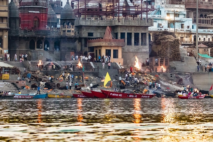 Varanasi terkenal dengan ghat-nya yang kemerah-merahan. (Foto: Pixabay/dMz)