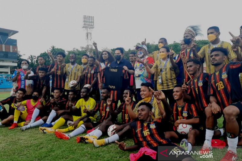 Menteri BUMN Erick Thohir berfoto bersama tim sepak bola putra Papua seusai pertandingan PON Papua melawan Nusa Tenggara Timur di Stadion Mandala, Jayapura, Minggu (3/10/2021). ANTARA/Aldi Sultan