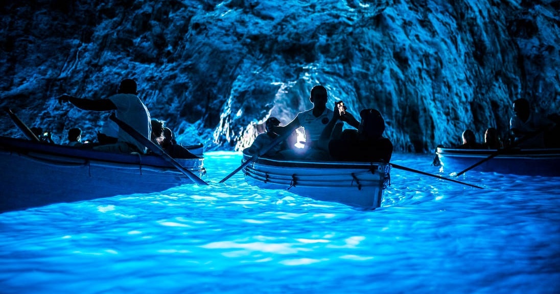 4 Gua Bawah Laut Terindah Dunia Jadi Destinasi Wisata Populer