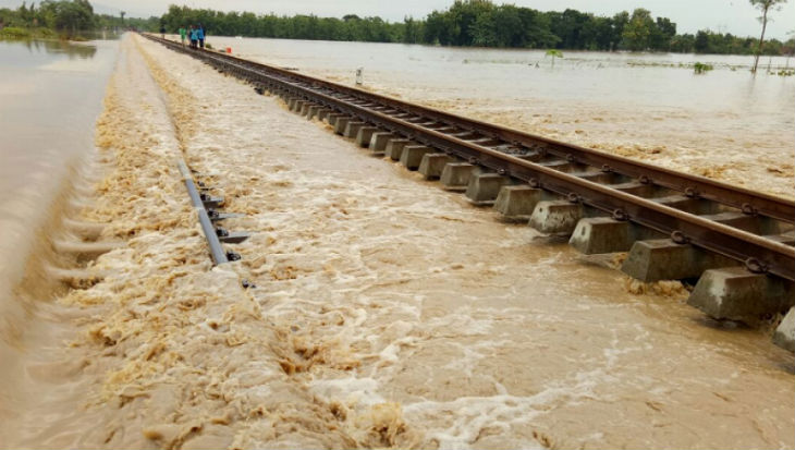 Sungai Cisanggarung Meluap, Jalur KA Cirebon-Purwokerto Ditutup