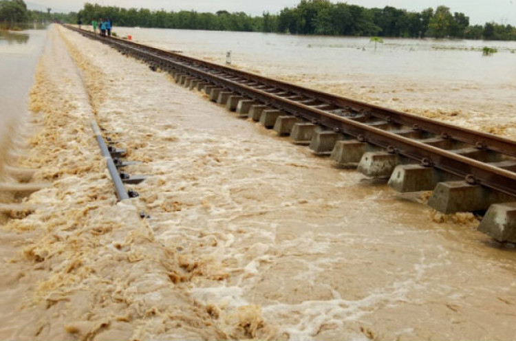Sungai Cisanggarung Meluap, Jalur KA Cirebon-Purwokerto Ditutup