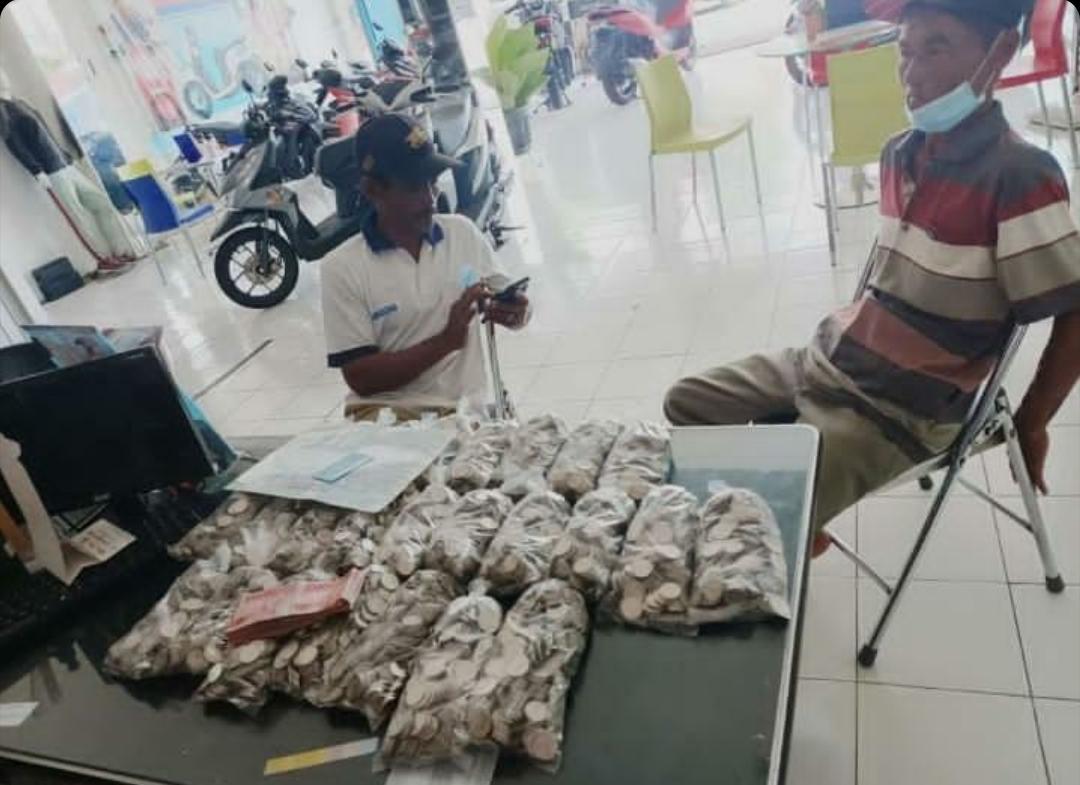 Nabung 3 Tahun, Buruh Tani di Magetan Beli Motor Pakai Uang Receh