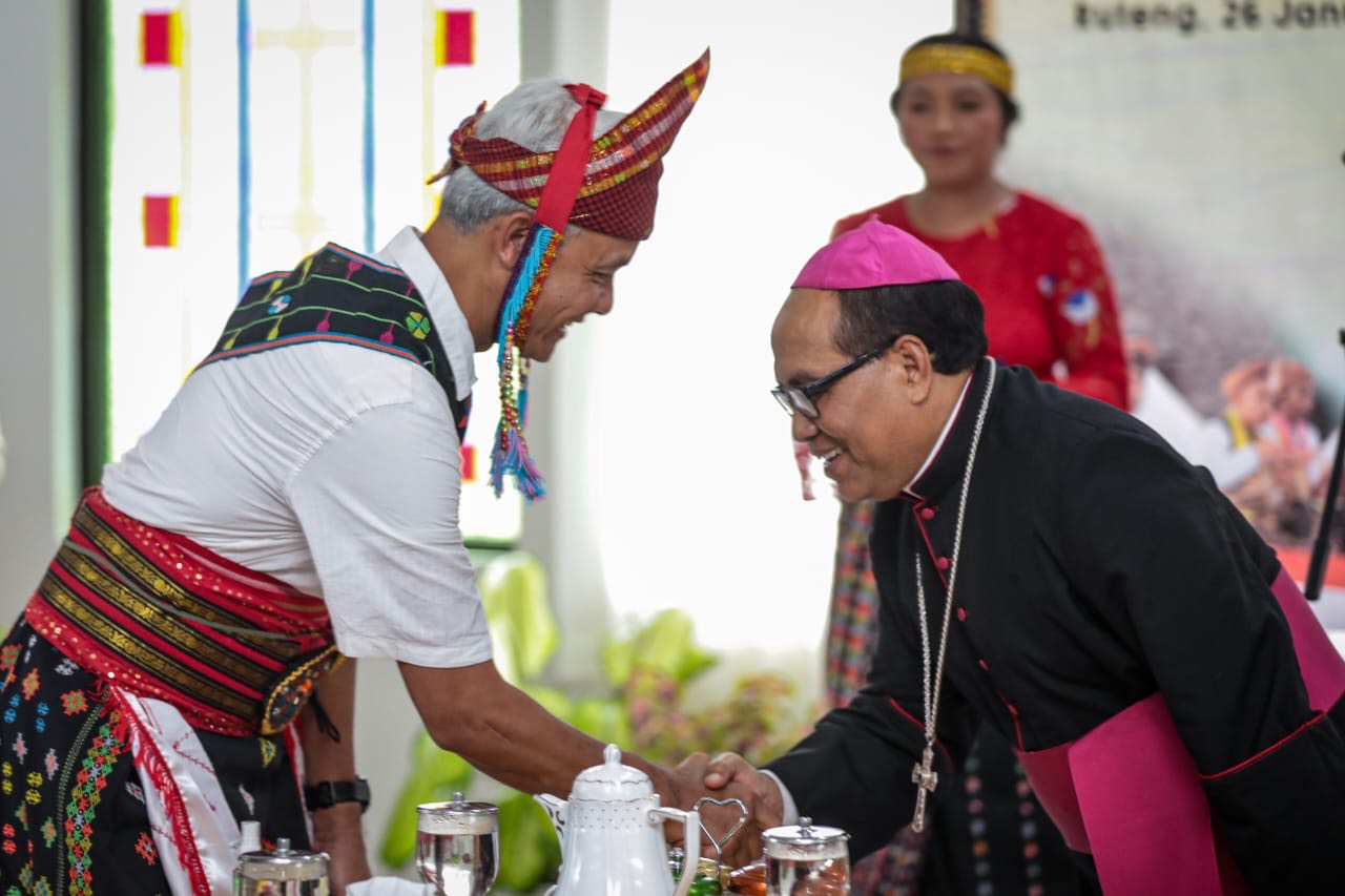 Ganjar Jadi Capres PertamaTemui Uskup Ruteng Mgr Siprianus Hormat 