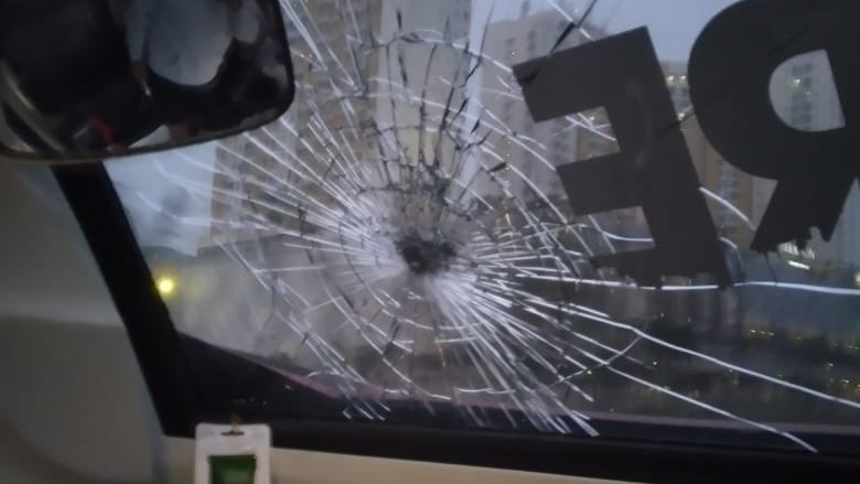 Bus Persis Solo Dilempari Batu oleh Oknum Suporter Persita, 1 Orang Terluka