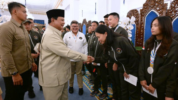 Momen Presiden Prabowo Subianto Serahkan Bonus Atlet Peraih Medali SEA Games Thailand 2025