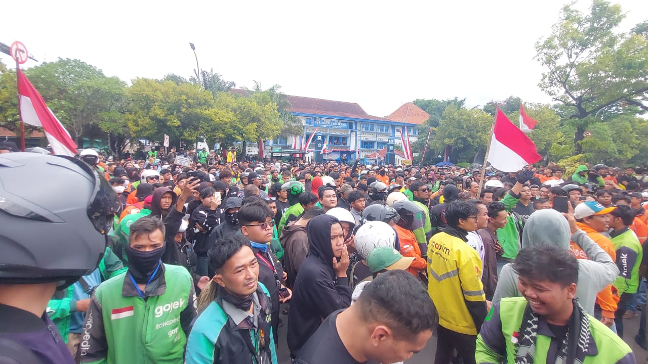 Ribuan Ojol Serbu Markas Brimob Solo, Tuntut Tanggung Jawab atas Meninggalnya Affan Kurniawan