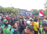 Ribuan Ojol Serbu Markas Brimob Solo, Tuntut Tanggung Jawab atas Meninggalnya Affan Kurniawan