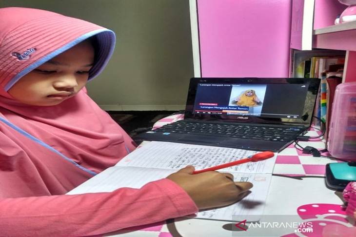 Salah satu peserta siswa SD Muhammadiyah PK Kottabarat Surakarta proses mengerjakan tugas merangkum kajian Ramadhan oleh dai cilik dari channel Youtube sekolah, di Solo, Senin (4/5/2020). ANTARA/HO/Humas SD MUhammadiyah PK Kottabarat Surakarta