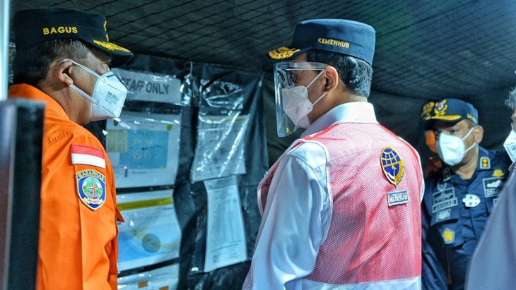Menteri Perhubungan Budi Karya Sumadi meninjau lokasi jatuhnya pesawat Sriwijaya Air SJ 182. (Foto: MP/Kemenhub)