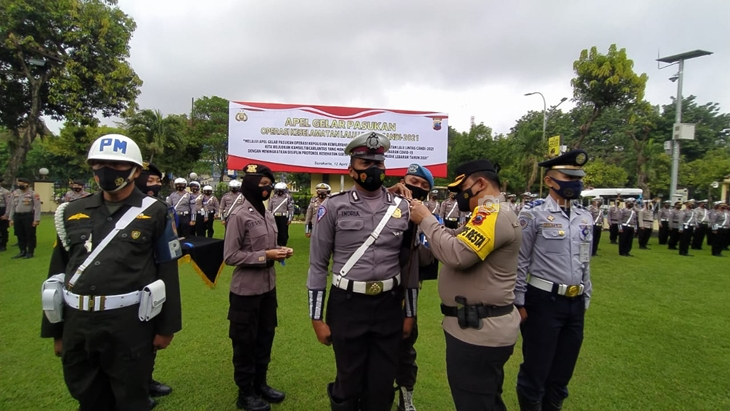 Kapolresta Surakarta Kombes Ade Safri Simanjuntak memimpin apel Operasi Keselamatan Candi di Mapolresta Surakarta, Senin (12/4). (MP/Ismail)