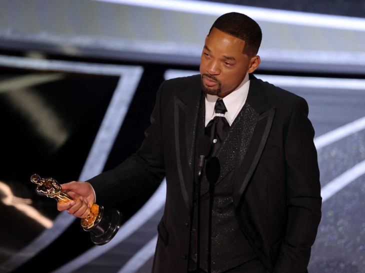 Will Smith menerima penghargaan aktor terbaik setelah sebelumnya naik panggung untuk menampar Chris Rock. (Foto: NPR)