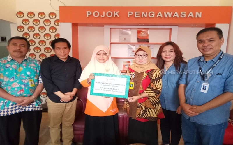  Bawaslu Serahkan Santunan Rp36 Juta Kepada Ahli Waris Petugas KPPS