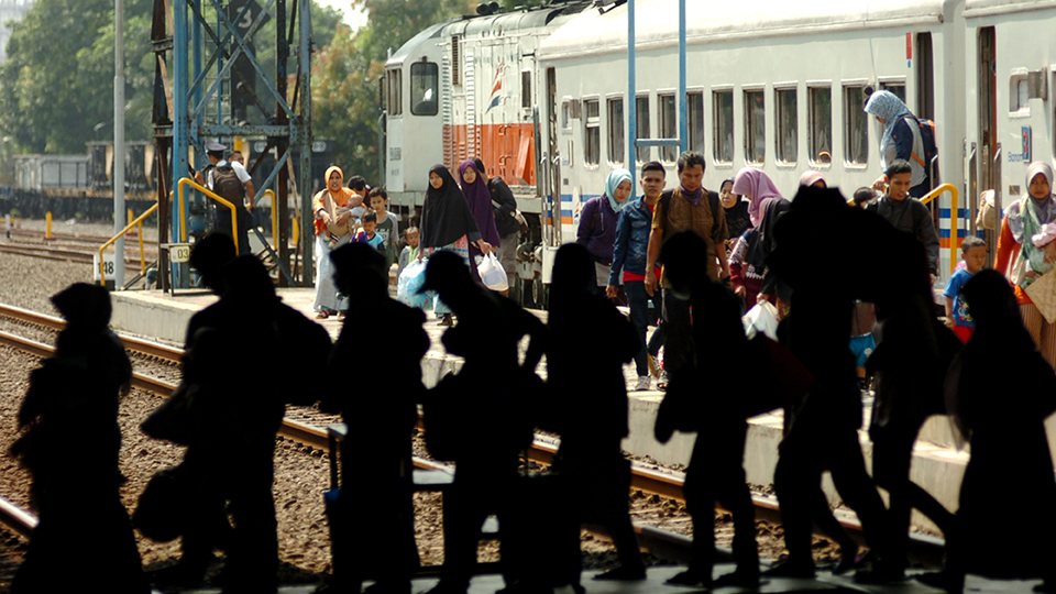Kedatangan para pemudik di stasiun kereta. ANTARA FOTO/Oky Lukmansyah