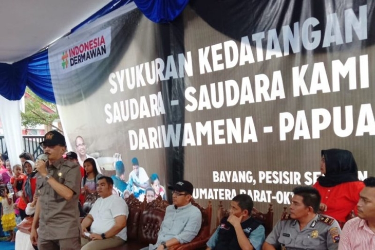   Bupati Pesisir Selatan, Hendrajoni memberikan sambutan ketika penyambutan para perantau korban kerusuhan di Wamena. (Antara/istimewa)