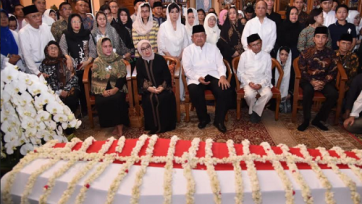 Foto: Presiden Jokowi Hingga BJ Habibie Melayat ke Rumah Duka