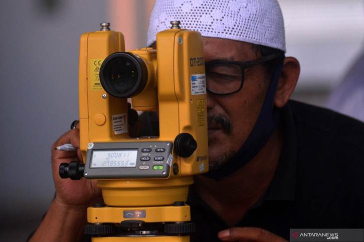 Petugas Tim Hisab Rukyat Kementerian Agama Sulawesi Utara mengamati hilal di Manado, Sulawesi Utara, Kamis (23/4/2020). Hasil pemantauan hilal 1 Ramadan 1441 H tidak tampak dari Manado karena terhalang cuaca yang berawan. ANTARA FOTO/Adwit B Pramono/aww. (ANTARA FOTO/ADWIT B PRAMONO)