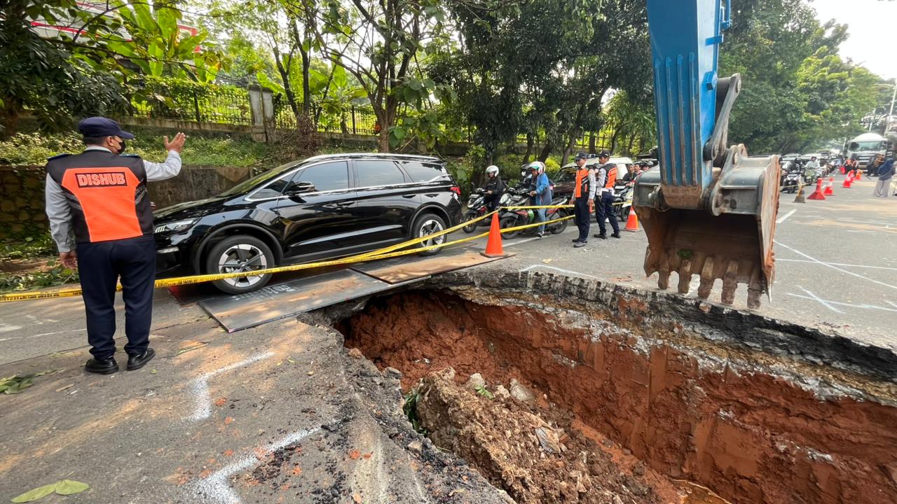 PSI DKI Soroti Kelambanan Penanganan Jalan Ambles di Lenteng Agung