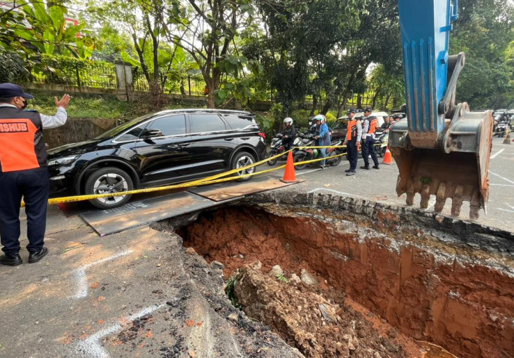 Jalan Raya Lenteng Agung Ambles, Pemprov DKI Ungkap Penyebab hingga Imbauan Jalur Alternatif