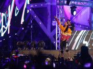 Viral! Begini Aksi DJ Steve Aoki Saat Menembus Kemacetan dengan Ojek Daring di Bali