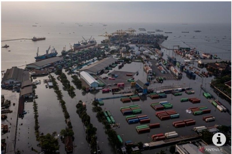 Pelabuhan Semarang Terendam Banjir Rob, Pengusaha Merugi 