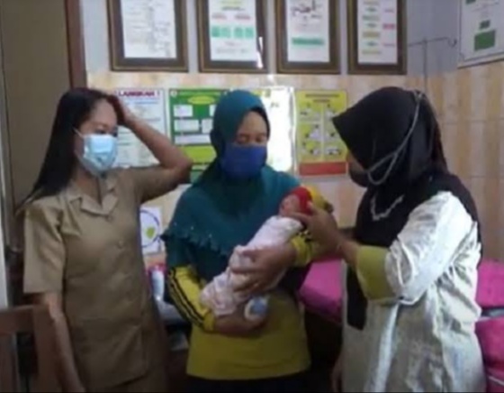 Sosok bayi berjenis kelamin lali-laki ditemukan pemulung saat hendak mencari rongkosakan di Kabupaten Boyolali, Jawa Tengah, Senin (28/9). (MP/Ismail)