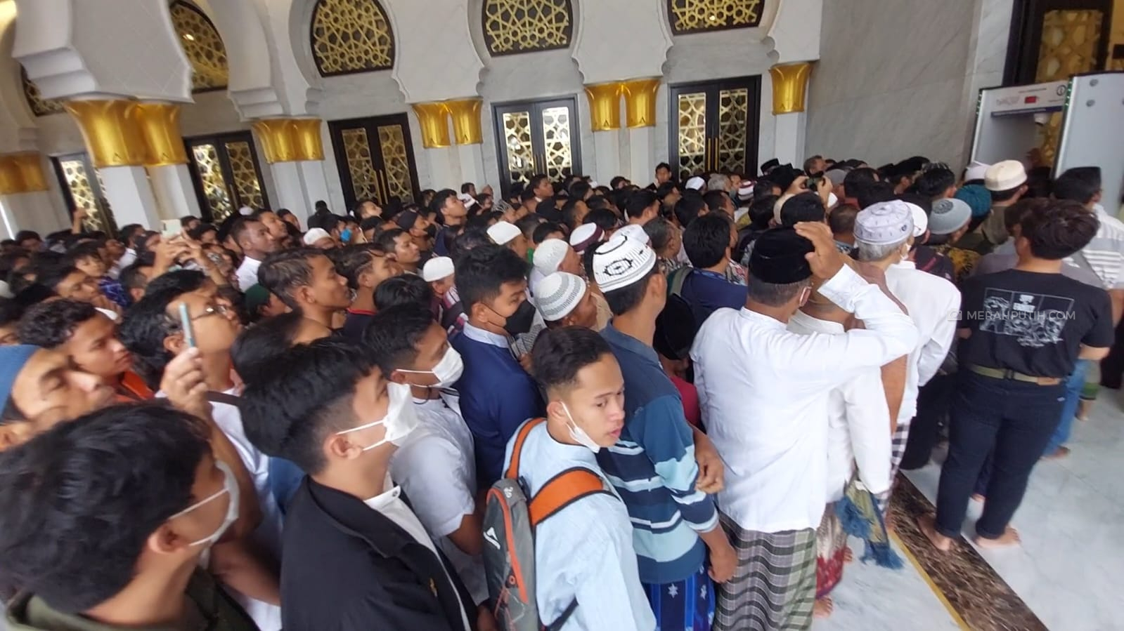 Salat Jumat Perdana di Masjid Syeikh Zayed Solo Penuh