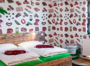 Unik, Hotel ini Dipenuhi Sosis