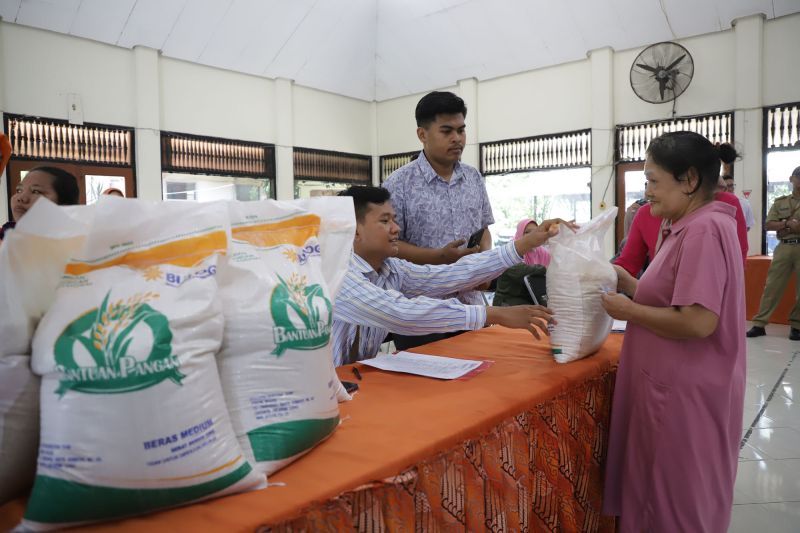 Mendagri Bolehkan Pemda Salurkan Bantuan Sosial Beras Pakai Dana APBD