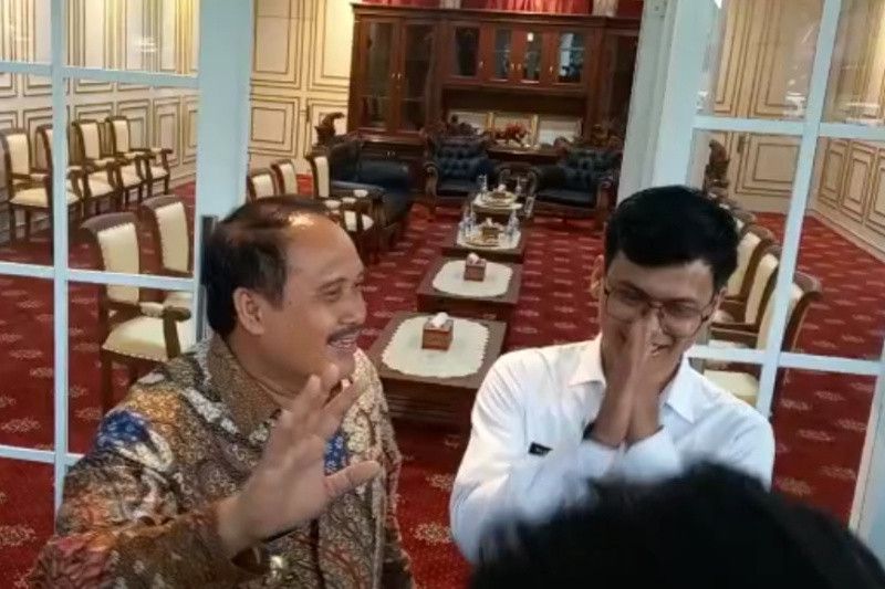Bupati Pangandaran Jeje Wiriadinata bersama guru yang melaporkan tentang dugaan pungli. (Foto: Antara)