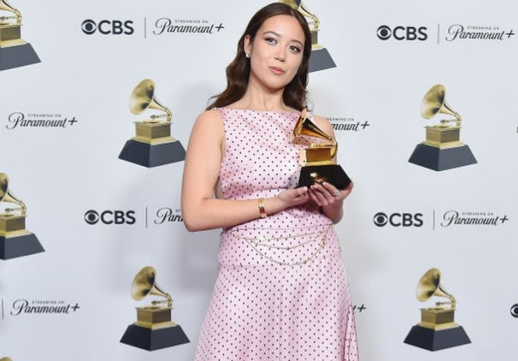 Lembut dan Hangat, 'Santa Baby' Versi Laufey Siap Kembali Warnai Momen Natal 