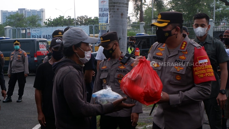 Polres Metro Jakarta Pusat memberikan bingkisan dan makan serta buka puasa bersama para tunawisma dan petugas kebersihan. (Foto: MP/Kanugrahan)