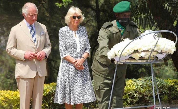 Warga Inggris Sambut Kedatangan Raja Charles III di Istana Buckingham