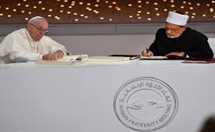 Paus Fransiskus bersama Imam Besar Al-Azhar menandatangani perjanjian kerja sama