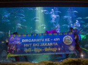 Ramaikan HUT Jakarta ke-491, Ondel-Ondel Menyelam di Akuarium Seaworld
