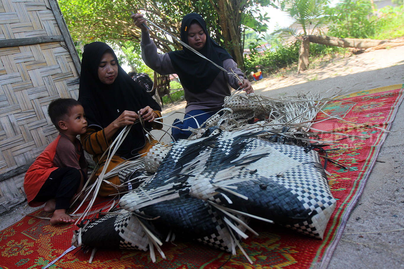 Menilik Kerajinan Tradisional Anyaman Tikar Daun Pandan