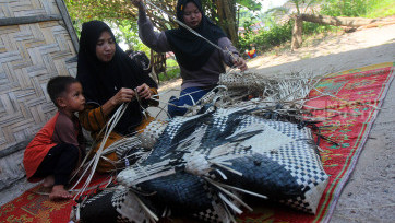 Menilik Kerajinan Tradisional Anyaman Tikar Daun Pandan 