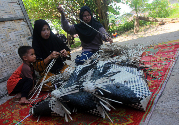 Menilik Kerajinan Tradisional Anyaman Tikar Daun Pandan