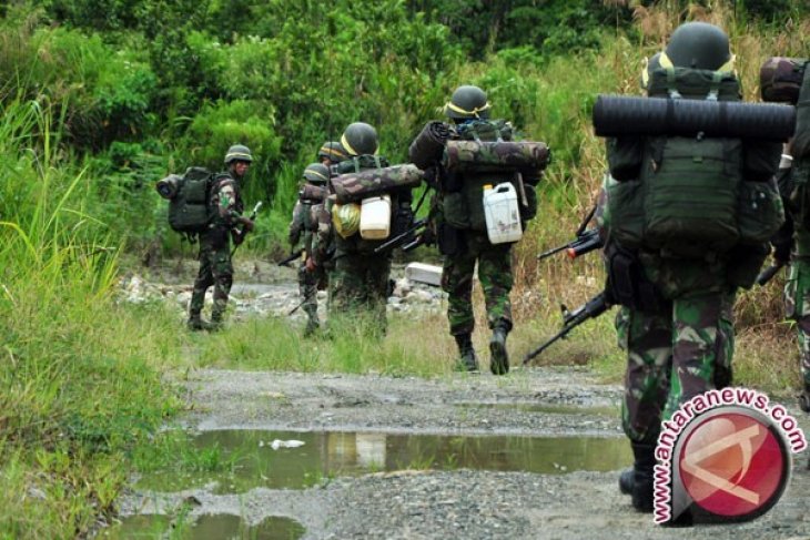 Ilustrasi - Dokumentasi personel TNI AD menyusuri jalan setapak dalam hutan . (ANTARA FOTO/Edy)
