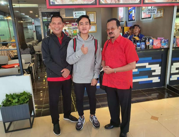 Gibran Rakabuming Raka dan Achmad Purnomo-Teguh Prakosa berfoto bersama di Bandara Halim Perdanakusumah, Jakarta, Senin (10/2). (Istimewa)