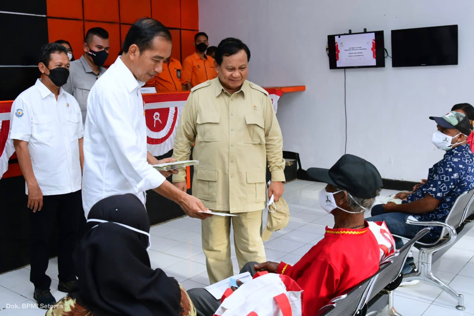 Momen Prabowo Dampingi Jokowi Salurkan Bansos hingga Temui Nelayan