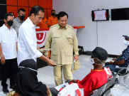 Momen Prabowo Dampingi Jokowi Salurkan Bansos hingga Temui Nelayan