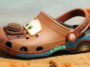 Truk Mater dari 'Cars' jadi Sandal Crocs 
