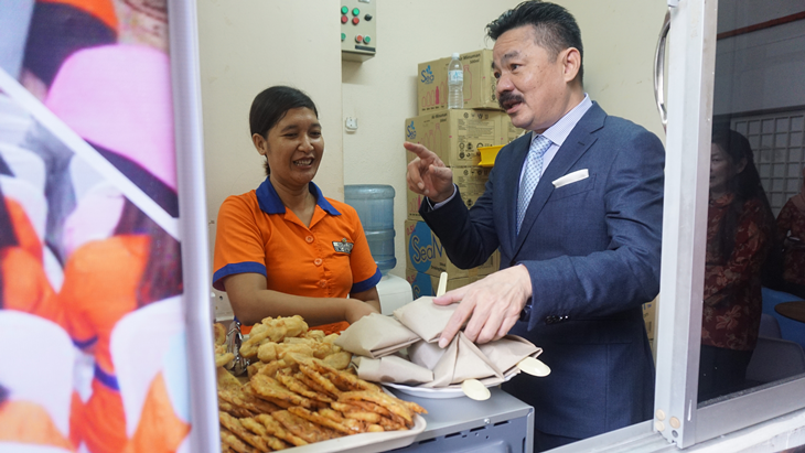 Dubes Indonesia di Kuala Lumpur Rusdi Kirana meresmikan kantin yang dikelola para Tenaga Kerja Indonesia (TKI) penghuni shelter KBRI Kuala Lumpur, di Kuala Lumpur, Senin (12/3). Sebanyak 90 orang TKI perempuan yang mendiami shelter bergiliran berjualan agar mendapatkan pengalaman berdagang dan memasak makanan. ANTARA FOTO/Agus Setyawan/ama/18
