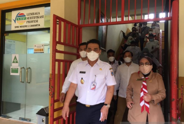 Wakil Gubernur DKI Jakarta Ahmad Riza Patria saat meninjau sekolah tatap muka di SMKN 2 Gambir, Jakarta Pusat, Rabu (7/4/2021). (ANTARA/Mentari Dwi Gayati)
