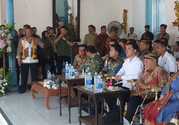 Alun-alun Utara Keraton Surakarta Kembali Dibuka, Gibran Bagikan Susu