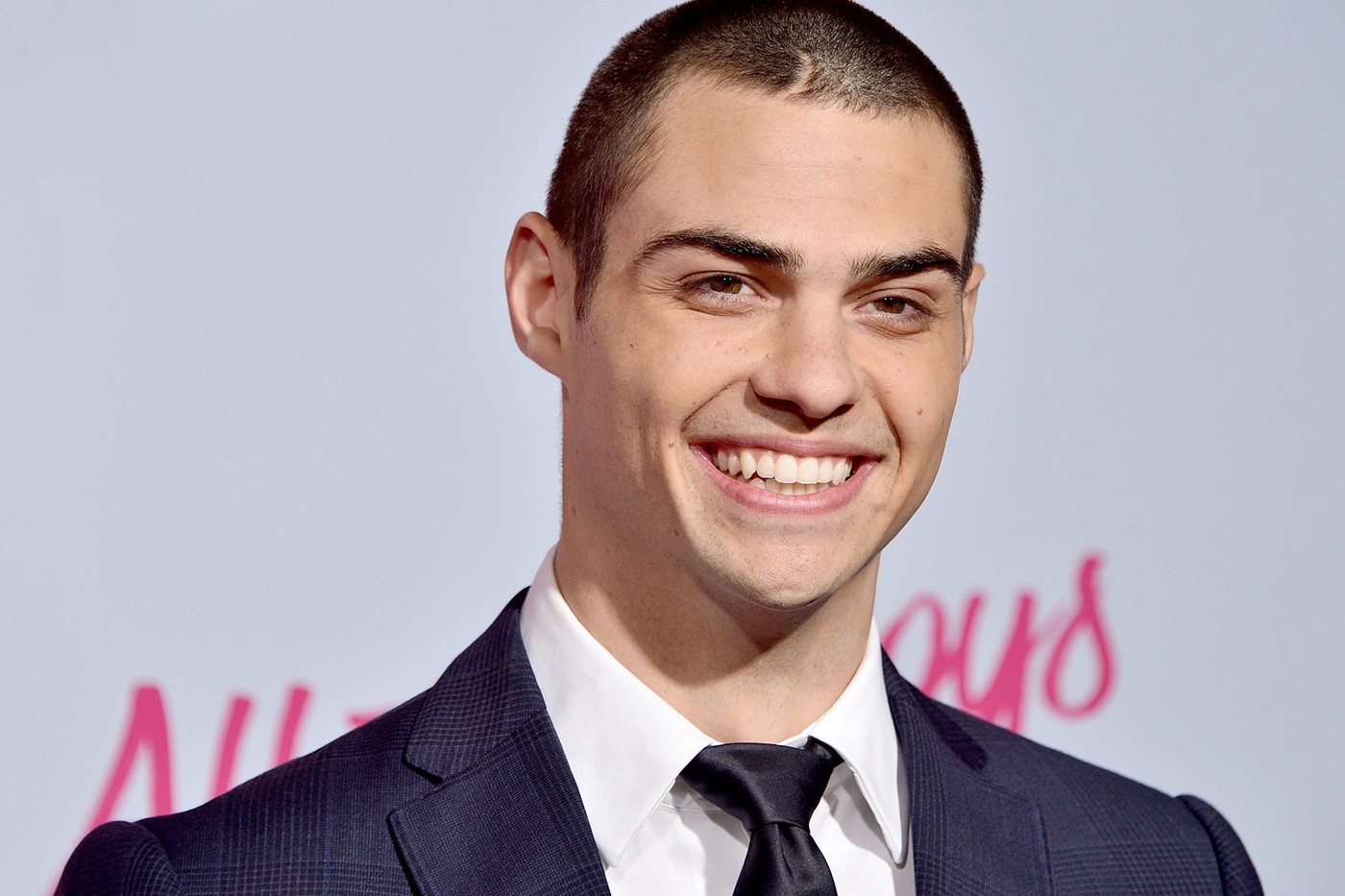 Bukan Mimpi! Noah Centineo Kasih Nomor HP Khusus Untuk Para Fans